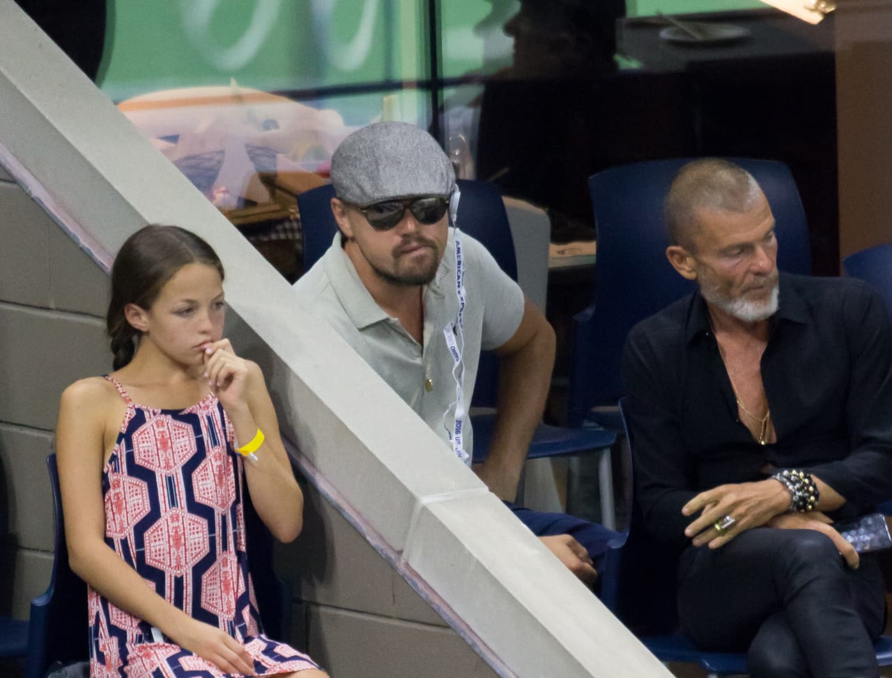 Pero la estrella de cine no contaba con la astucia de una jovencita que tuvo la fortuna de sentarse junto a él.