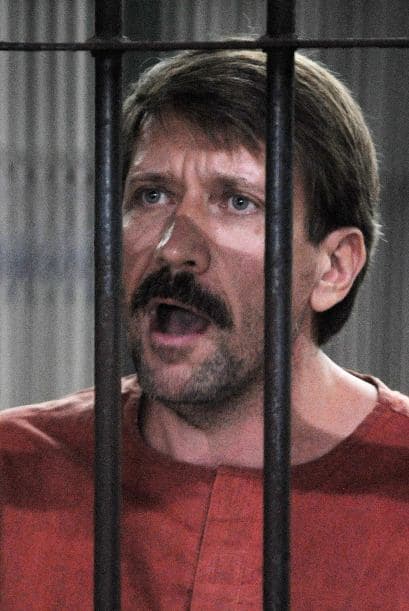 "Se quedó con los aviones pagando muy poco, los llenó de armas que le habían salido muy baratas y se las mandó a quienes tenían dinero para comprarlas", declaró Farah a la revista estadounidense Mother Jones.