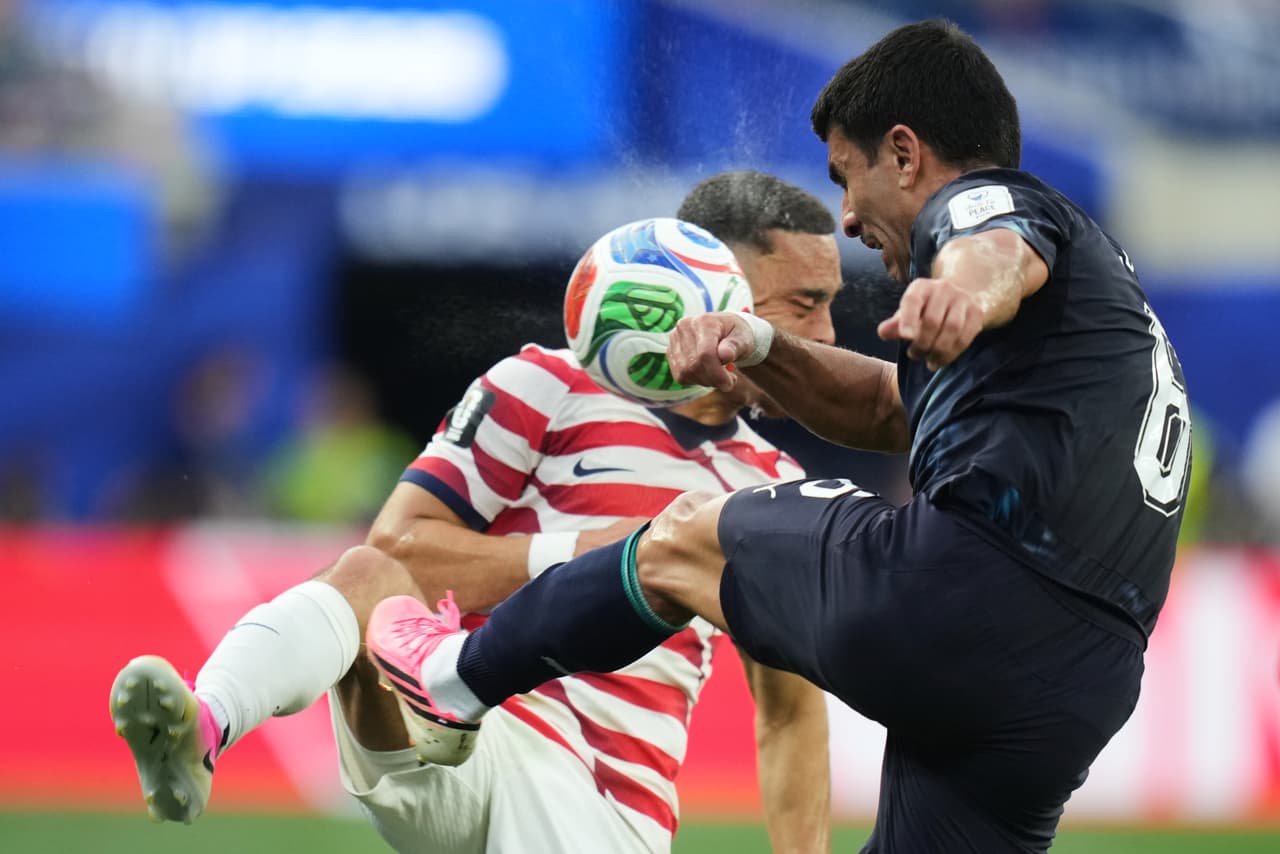 El paraguayo Junior Alonso y el estadounidense Sergiño Dest disputan el balón durante el partido.