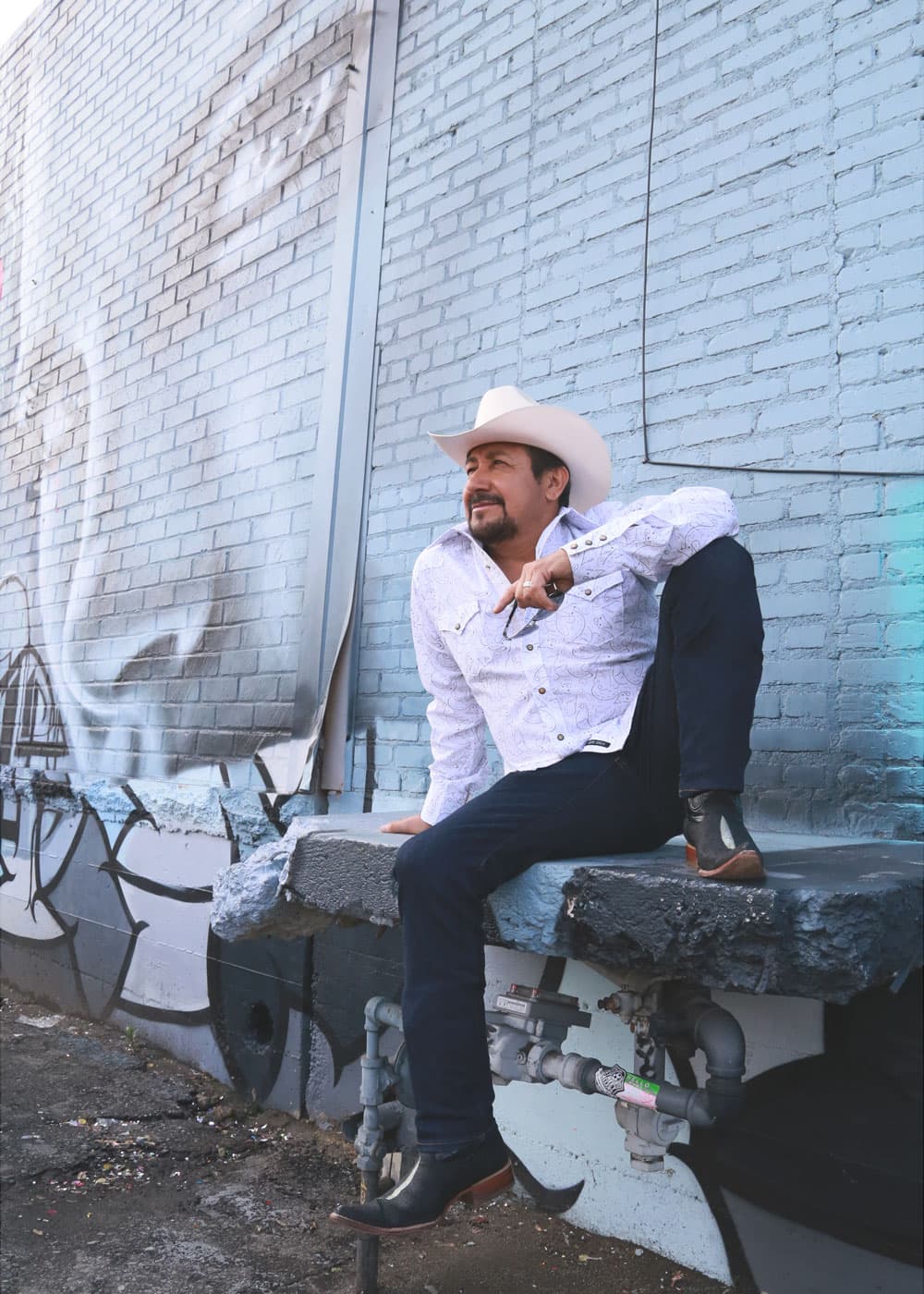 <b>El Feo</b>, por su parte, continuó deleitándonos con sus mejores poses y así lo hizo frente a este mural creado por varios pintores
<b> </b>en el 2014, titulado 
<b>'Her Eyes Like Emotion Sensors'</b>.