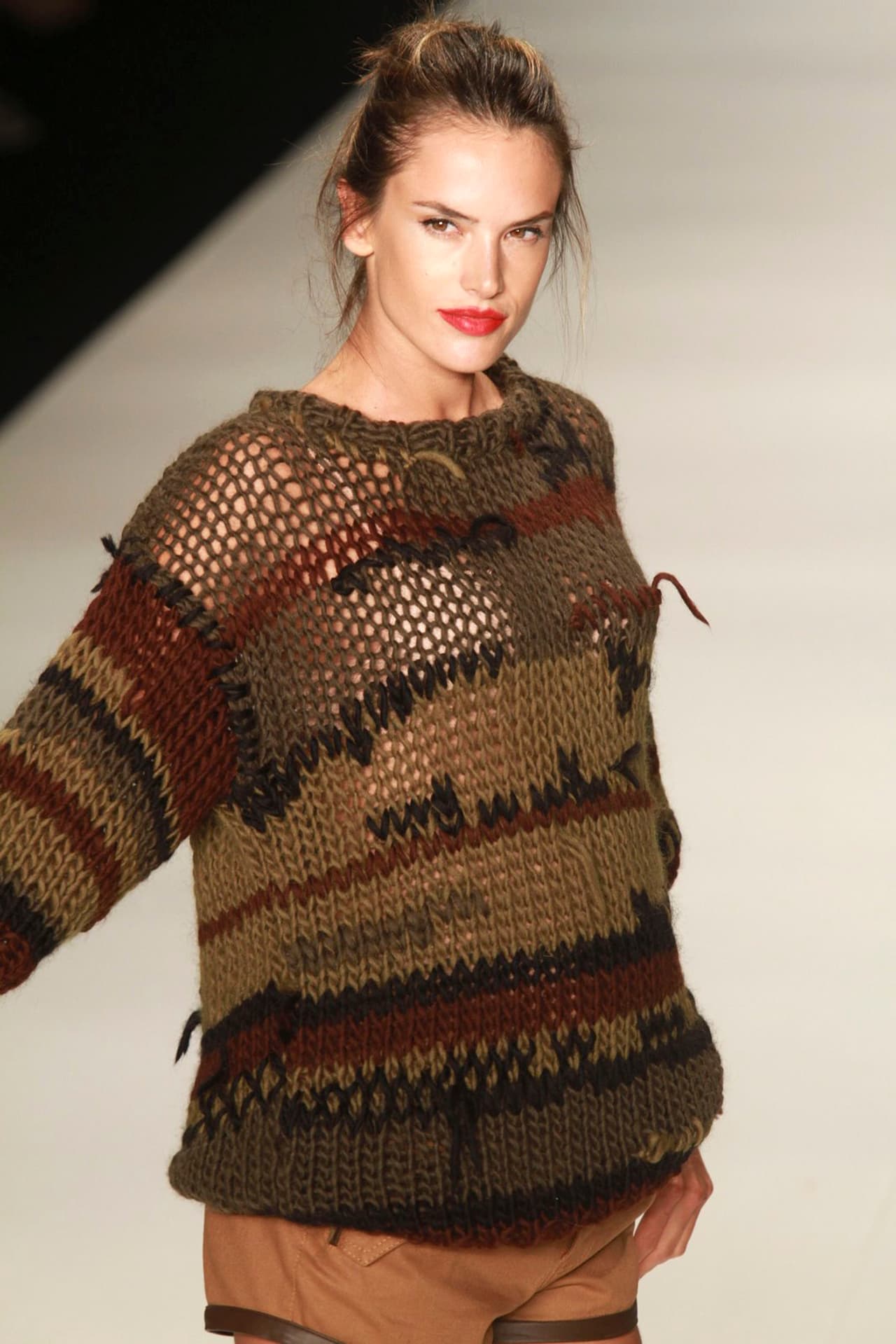 En enero de 2012, la modelo desfiló para la marca brasileña Colcci y vistió dos looks en la pasarela, en donde a primera vista no es tan notable su embarazo.