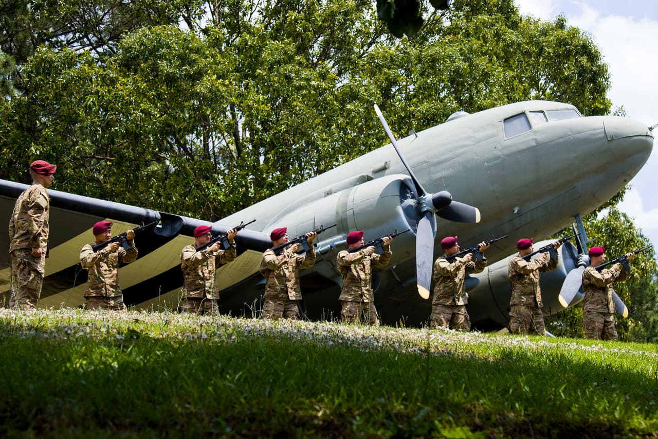 <b>82nd Airborne Division Museum</b>
<br>
<b>Sitio web</b>: 
<a href="https://www.82ndairbornedivisionmuseum.com/">https://www.82ndairbornedivisionmuseum.com/</a> 
<br>
<a href="https://maps.app.goo.gl/yZ4Pwa8caHDUnzai7"><b>Cómo llegar</b></a>
<b> </b>
<br>
<br>El museo, ubicado en Fort Bragg, está dedicado a contar la historia de la 82 División Aerotransportada desde 1917 hasta la actualidad. El mayor general James M. Gavin inició el concepto del museo en 1945, cuando la 82 División Aerotransportada recibió el honor de ocupar el puesto en Berlín al final de la Segunda Guerra Mundial.