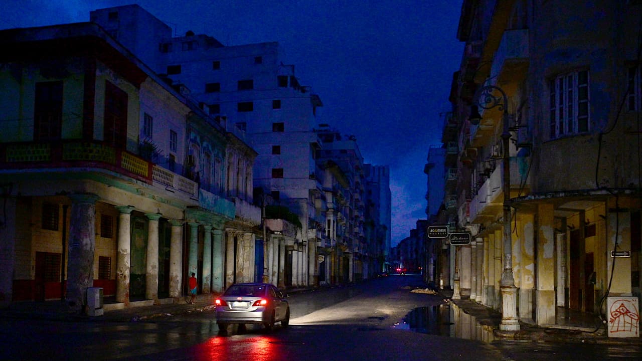 Luego de que una de las principales centrales termoeléctricas de Cuba dejara de funcionar, millones de personas se mantienen sin el servicio de energía eléctrica. La situación empeoró la noche de este sábado con la desconexión del subsistema occidental. La preocupación ante este panorama se agudiza por los estragos que se prevé dejará el huracán Óscar.