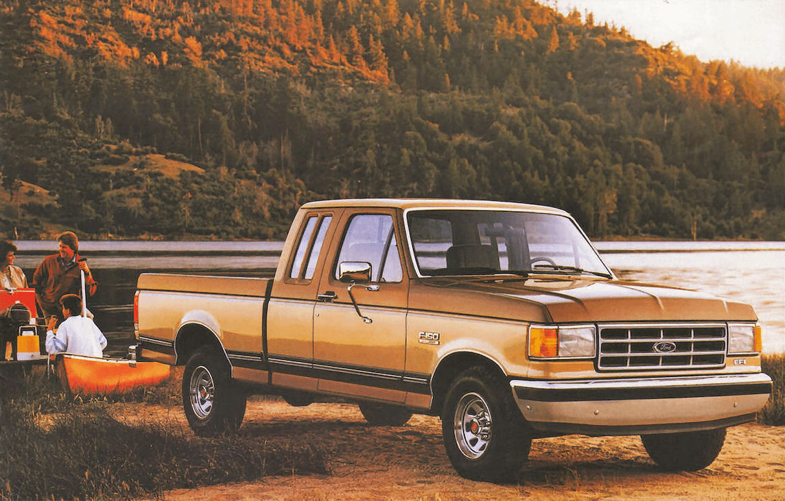 1987 vio la llegada de la 
<b>octava generación </b>de la Serie-F de Ford. En aquellos días los compradores de pickups no exigían cambios radicales de estilo, por lo que la carrocería de la nueva Serie-F conservó el mismo aspecto de la generación anterior. Sin embargo las nuevas camionetas mostraban 
<b>un nuevo frontal con faros al ras de la carrocería</b> que reflejaba la fiebre de aerodinamismo que alcanzaba con fuerza todos los rincones de los talleres de diseño de Ford.