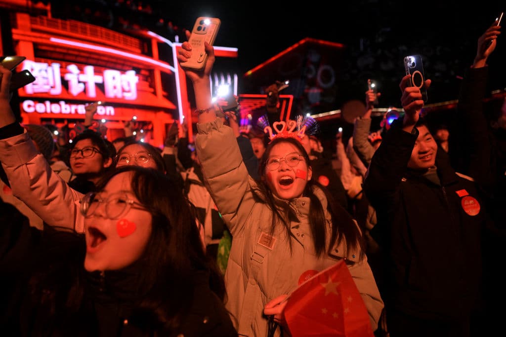 En Pekín las calles se llenaron de personas que le dieron la bienvenida al año ataviados de accesorios que marcaban la llegada del 2024.