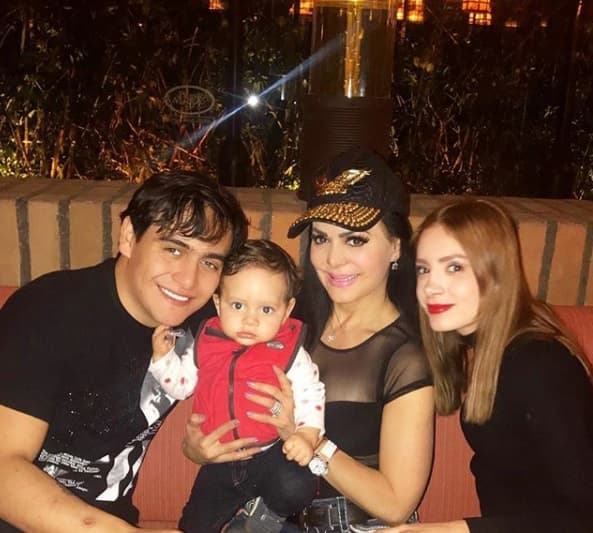 "Una familia feliz y muy unida gracias al pequeño José Julián", es como describió Maribel Guardia esta fotografía junto a sus seres queridos.