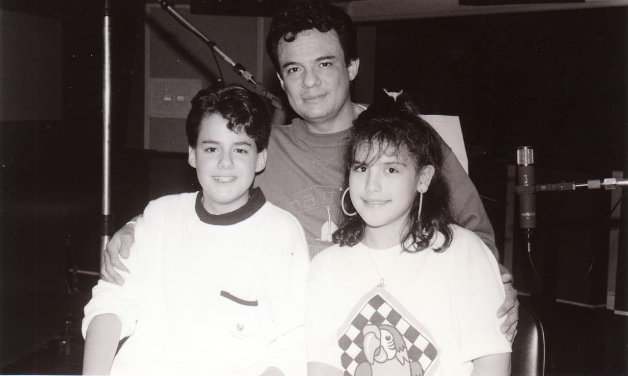 <b><a href="https://www.univision.com/shows/primer-impacto/asi-recuerda-jose-joel-el-ultimo-dia-de-los-padres-que-celebro-junto-a-su-progenitor-jose-jose-video">Angélica Vale con José Sosa y José José</a></b>, al final de una función de la obra infantil ‘El Mago de Oz’. México, 1985. Años más tarde se reencontraría con Angélica Vale en la exitosa version mexicana de ‘Betty la fea’.