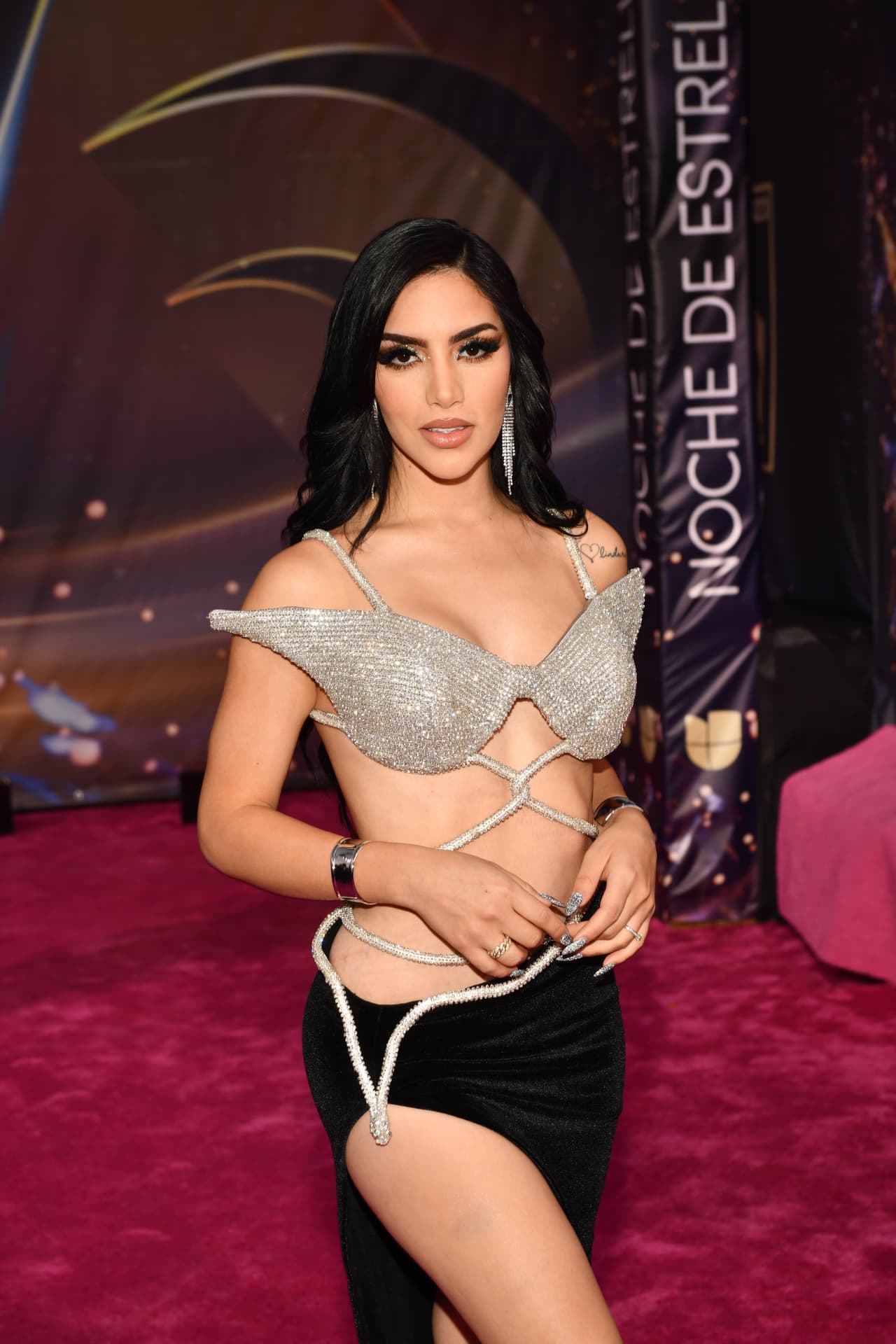 Kimberly Loaiza en alfombra magenta