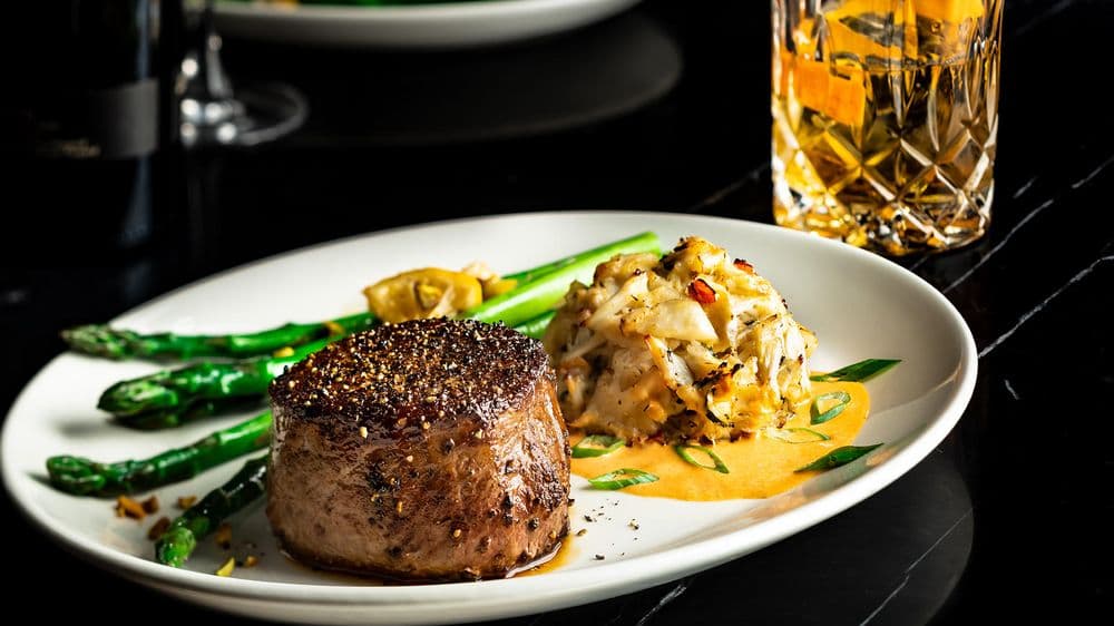 <b>Del Frisco's Double Eagle Steakhouse </b>
<br>Dirección: 1428-1432 Chestnut St Philadelphia, PA 19102
<br>Teléfono: (215) 246-0533
<br>Sitio web: 
<a href="https://www.delfriscos.com/">https://www.delfriscos.com/</a> 
<br>
<br>
<b><a href="https://www.yelp.com/map/del-friscos-double-eagle-steakhouse-philadelphia">Cómo llegar</a></b>
<br>
<br>Se promocionan así: “Double Eagle Steakhouse de Del Frisco encarna la rica tradición del clásico restaurante estadounidense de carnes, que sirve carne de res USDA Prime, mariscos frescos y vinos premium de nuestra galardonada selección”.