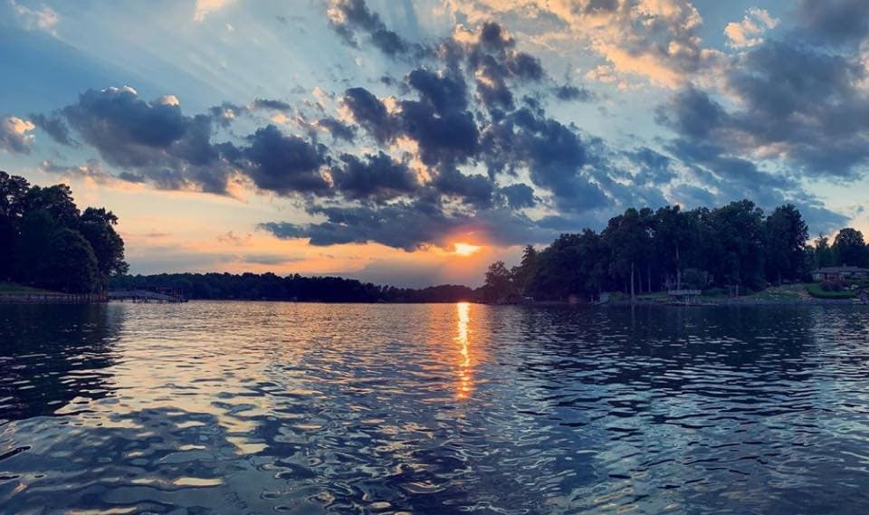 <b>Lake Wylie </b>
<br>
<b>Sitio web</b>: 
<a href="https://www.visityorkcounty.com/plan/our-cities/lake-wylie/">https://www.visityorkcounty.com/plan/our-cities/lake-wylie/</a> 
<br>
<b><a href="https://goo.gl/maps/Xq3iKhLhCDsGZx3p9">Cómo llegar</a> </b>
<br>
<br>Ubicado tanto en Carolina del Norte como en Carolina del Sur, Lake Wylie cuenta con dos plataformas públicas para lanzamiento de botes y una variedad de pequeñas comunidades para encontrar un alquiler de vacaciones. Pase sus días explorando las más de 300 millas de costas o pescando para la cena.