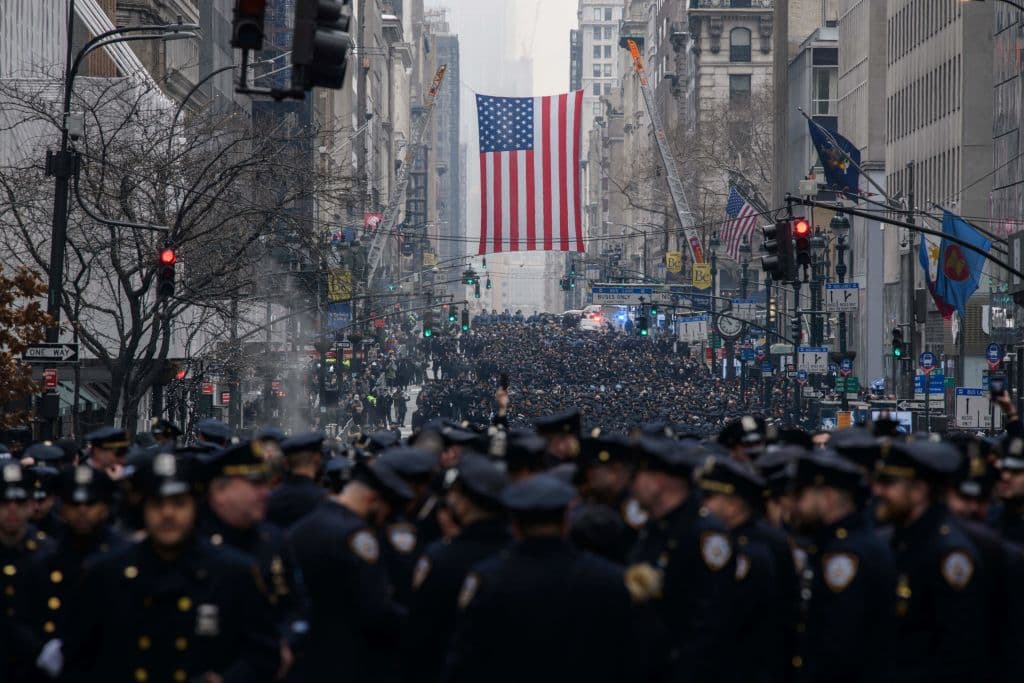 Al aplaudir el valor de los oficiales, Adams dijo: “Los neoyorquinos entienden el riesgo y el sacrificio que hacen todos los días, y los aplaudimos por eso. Los que nos hemos puesto el uniforme sabemos:
<b>lo que le pasó al oficial Mora nos puede pasar cualquier día”.</b>
<br>