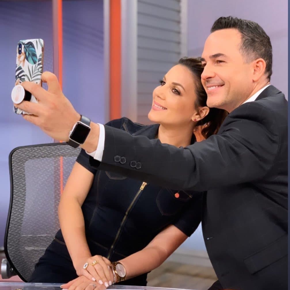 Cachamos a Carlitos tomándose una selfie con nuestra querida Aylen del Toro.