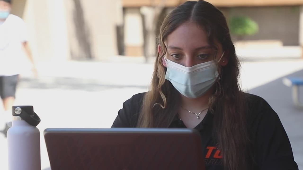 “No es política”: superintendente de Phoenix Union defiende el uso de cubrebocas en aulas