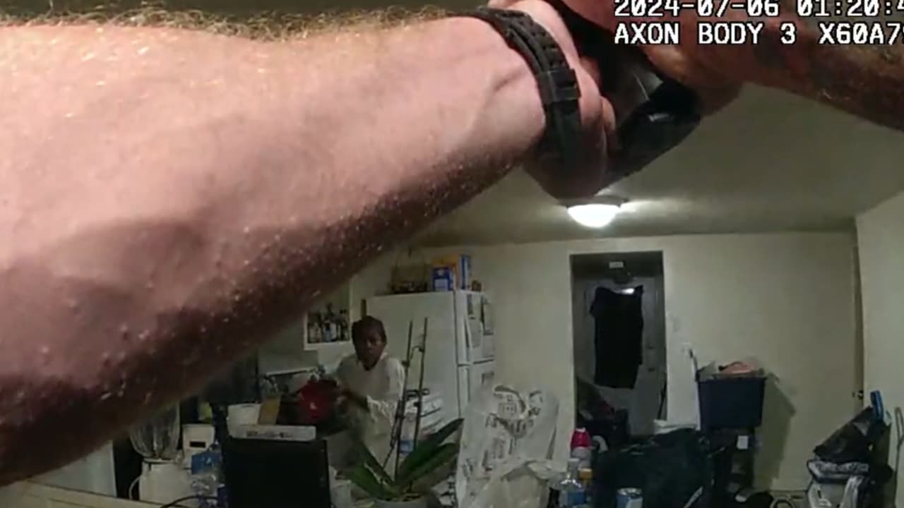 <b>6) </b>Grayson apuntó su arma a Massey, diciéndole que dejará la olla. Ella alzó las manos, y le dijo: "Lo siento". 
<b>Él insistía que bajara la olla, la mujer se lanzó al suelo, y Grayson accionó el gatillo. </b>Se escuchan al menos dos disparos en el video de su cámara corporal. La mujer murió.