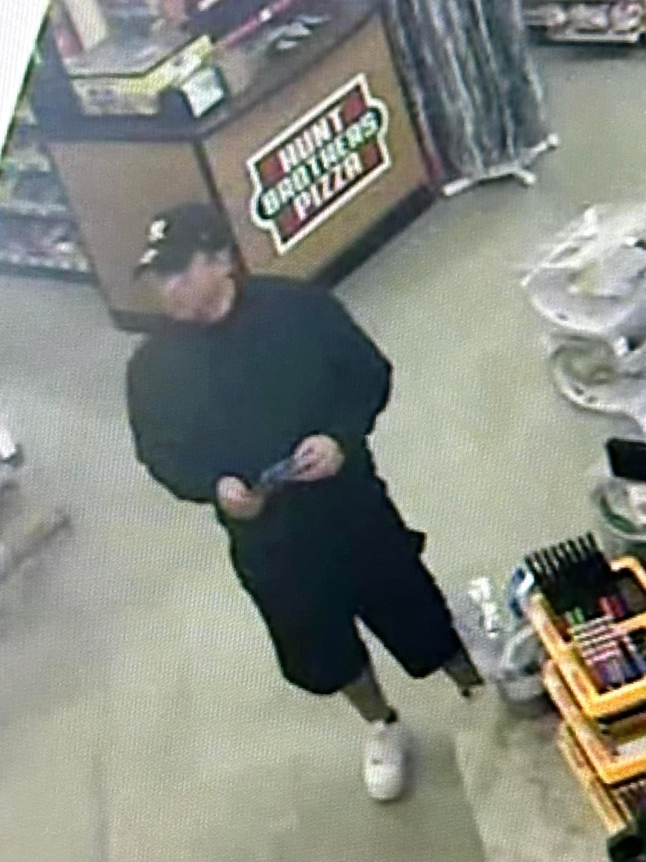 Después el delincuente paga con billetes falsos de 100 dólares.