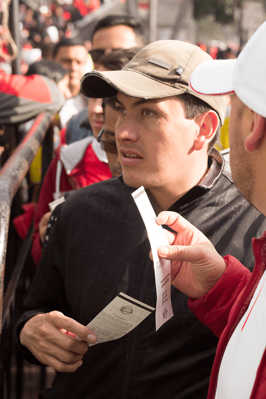José Richard es hincha furibundo de Millonarios FC. Sin embargo, para este partido tuvo que esconder su indumentaria azul por motivos de seguridad, ya que ambos equipos comparten estadio y Santa Fe jugó de local.