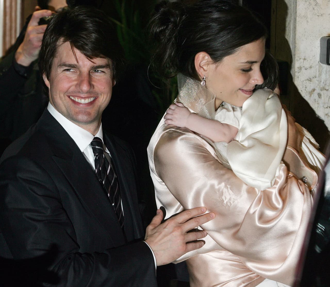 El junio de 2012, 
<b><a href="http://www.univision.com/temas/tom-cruise" target="_blank">Tom Cruise</a></b> y 
<b><a href="http://www.univision.com/temas/katie-holmes" target="_blank">Katie Holmes</a></b> anunciaron la ruptura de su matrimonio, Holmes alegó diferencias irreconciliables y solicitó la custodia de Suri.