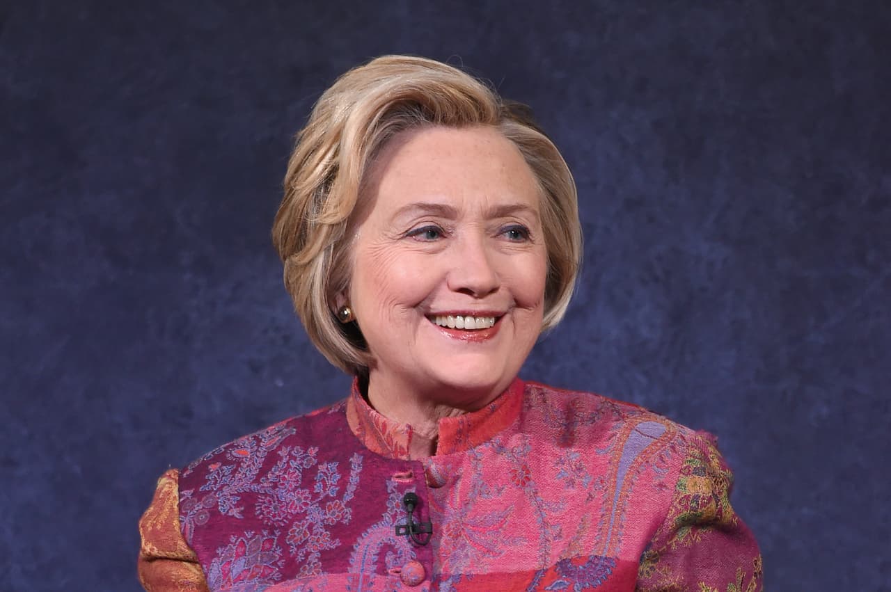 La excandidata presidencial por el Partido Demócrata, Hillary Clinton, ha manifestado su apoyo al movimiento estudiantil y a sus ideas por el control de armas en su cuenta de Twitter. También patrocinó la
<a href="https://twitter.com/JaclynCorin/status/967386989111709697"> invitación de los estudiantes de Parkland a los jóvenes a inscribirse como nuevos votantes.</a>