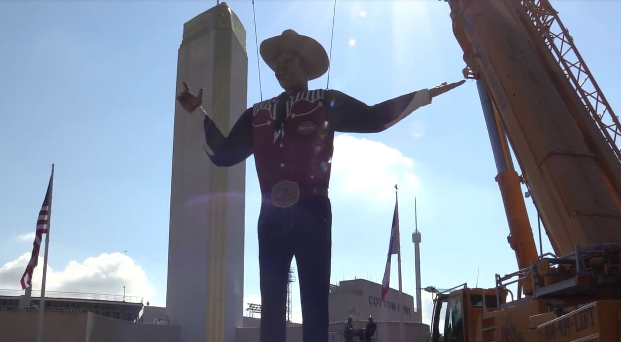 El vaquero Big Tex fue instalado la mañana del viernes, una semana ante de la apertura de la feria estatal programada para el 24 de septiembre.