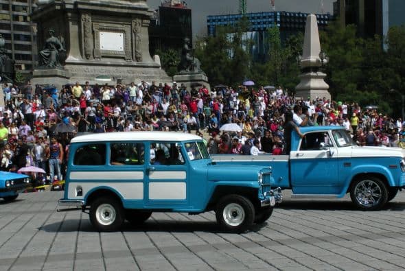 Casi dos mil vehículos clásicos desfilaron por las calles de la Ciudad de México para romper el Récord Guinness de más autos de este tipo en movimiento. Transitaron mil 721 autos, lo que superó la marca de Holanda, cuyo récord era de 948 vehículos. De acuerdo con las autoridades, el paso de estos autos clásicos fue visto por 250 mil asistentes. Circularon autos Datsun 1300, Jaguares, MG 59, Chevrolet apache, Alfa Romeo, Mercury, Porche, entre otros, que atrajeron la atención de capitalinos y visitantes. El paso de los vehículos fue interrumpido por el calentamiento de algunos que se quedaron en el camino y provocaron “cuellos de botella”; sin embargo, los organizadores confiaron en que los vehículos llegarían a la meta.