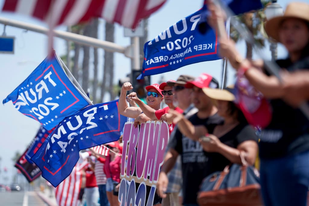 Mientras Donald Trump se dirigía a Milwaukee, para formar parte de la 
<b><a href="https://www.univision.com/local/chicago-wgbo/donald-trump-convencion-nacional-republicana-milwaukee" target="_blank">Convención Nacional del Partido Republicano</a></b>, sus seguidores hacían campaña a su favor.