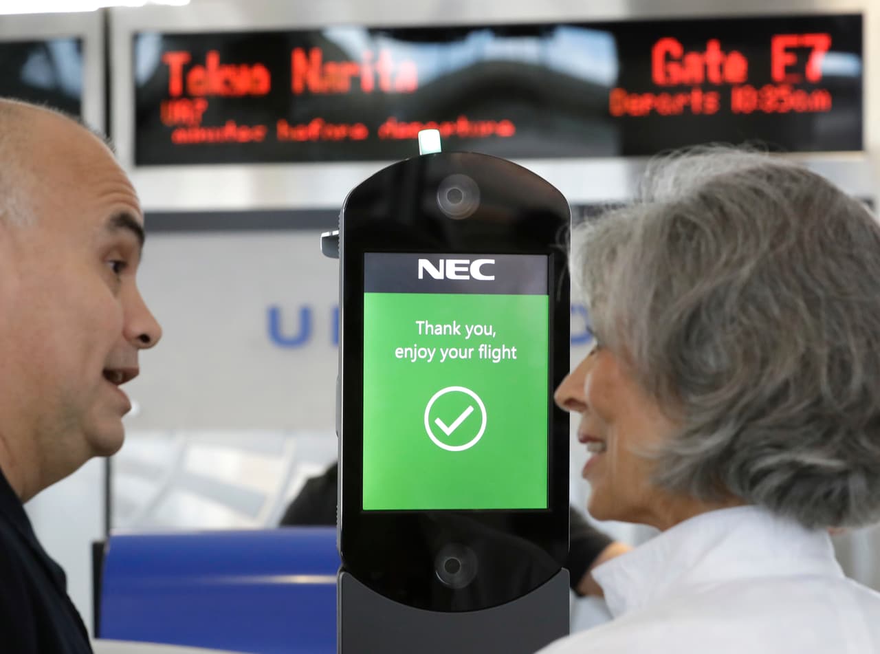 Recibir un documento de permiso adelantado no evita la determinación de abandono del cambio de estatus o solicitud de extensión de estadía. Una vez regreses a Estados Unidos, 
<a href="https://www.univision.com/local/atlanta-wuvg/inmigracion-al-dia-errores-en-documentos-oficiales-podrian-afectarte-al-viajar-video" target="_blank">es probable que se te niegue la admisión si tu actual estatus ha expirado</a>.