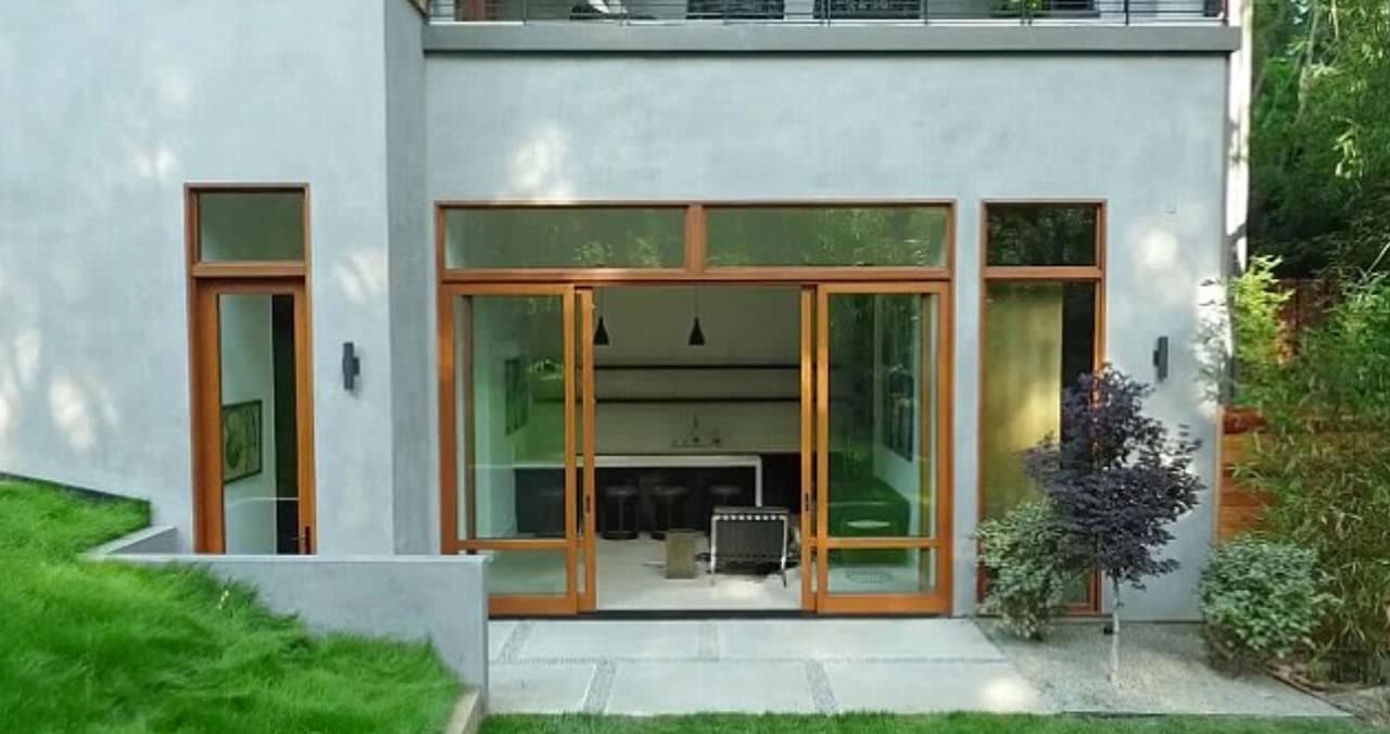 La casa fue construida originalmente en 1953 pero el dueño la remodeló por completo hace dos años.