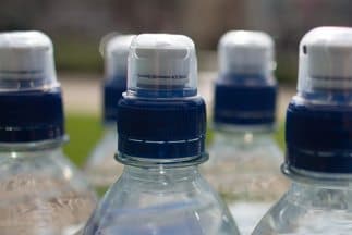 La embotelladora dijo que el operador del manantial no reveló la presencia de la bacteria.