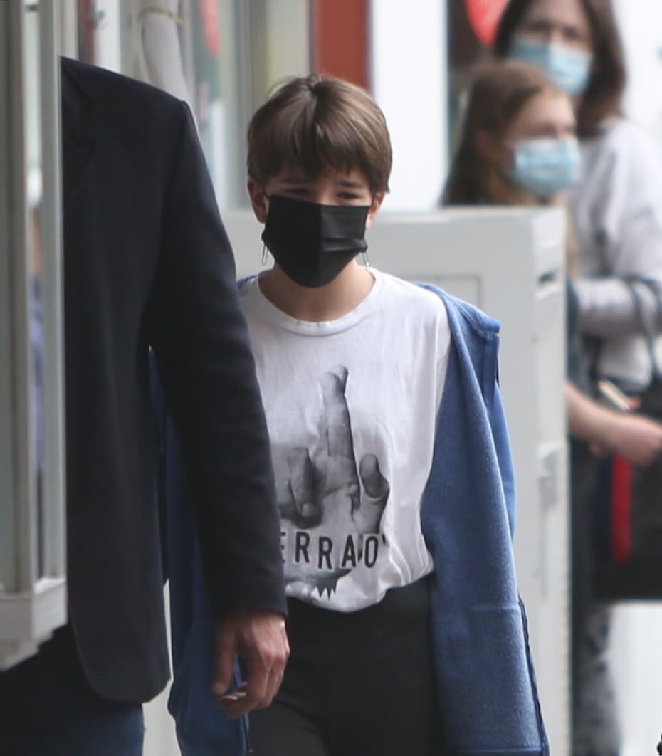 También visten de manera similar, con estilo desenfadado y casual.
<br>