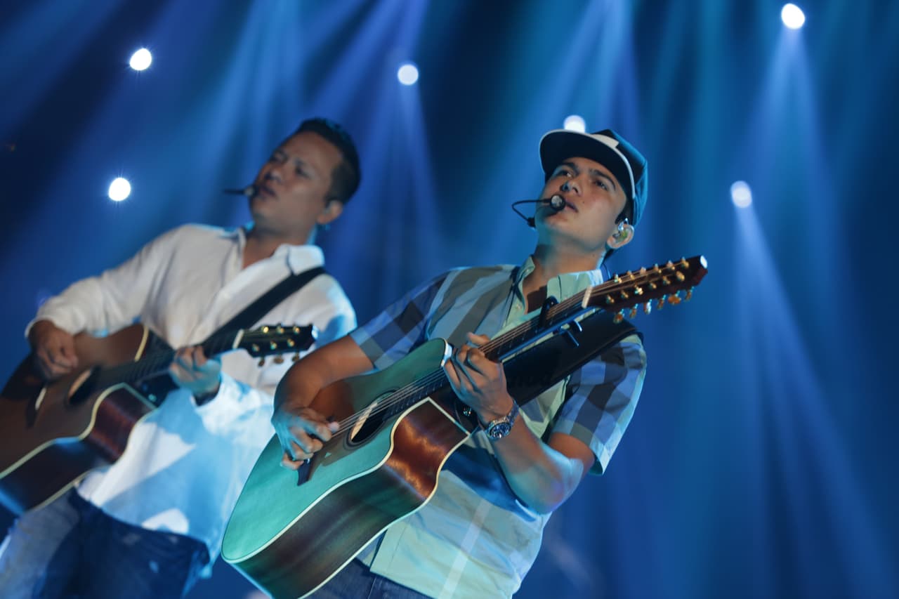 Además, el vídeo de su primer sencillo "Andamos en el ruedo" obtuvo más de un millón de reproducciones en Youtube.