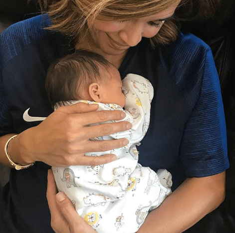 "Lo amo tanto", escribió la conductora junto a esta foto de Gael entre sus brazos.