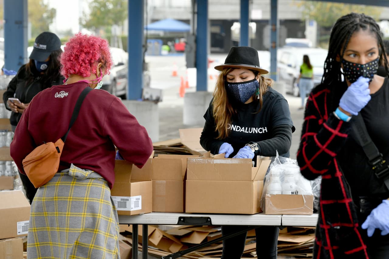 Los paquetes de comida para siete días son gratuitos para cualquier niño menor de 19 años, así como para aquellos mayores de 19 que utilizan recursos de educación especial o que están inscritos en la escuela para completar los requisitos para un diploma de escuela secundaria.