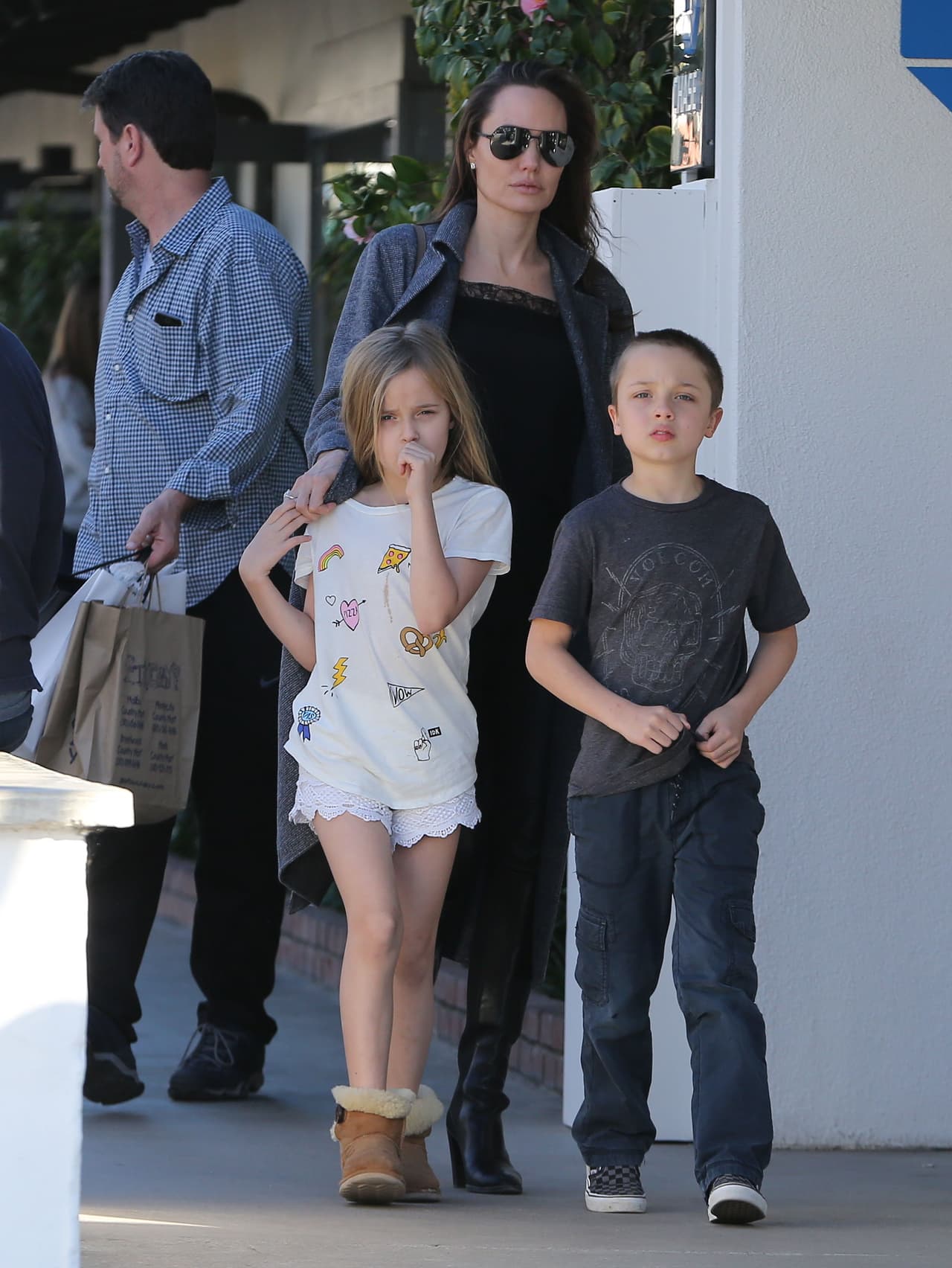 Angelina y los gemelos Knox León (león de las colinas) y Vivienne Marcheline (Marcheline era el nombre de la madre de Angelina Jolie y Vivienne significa “viva” en francés).