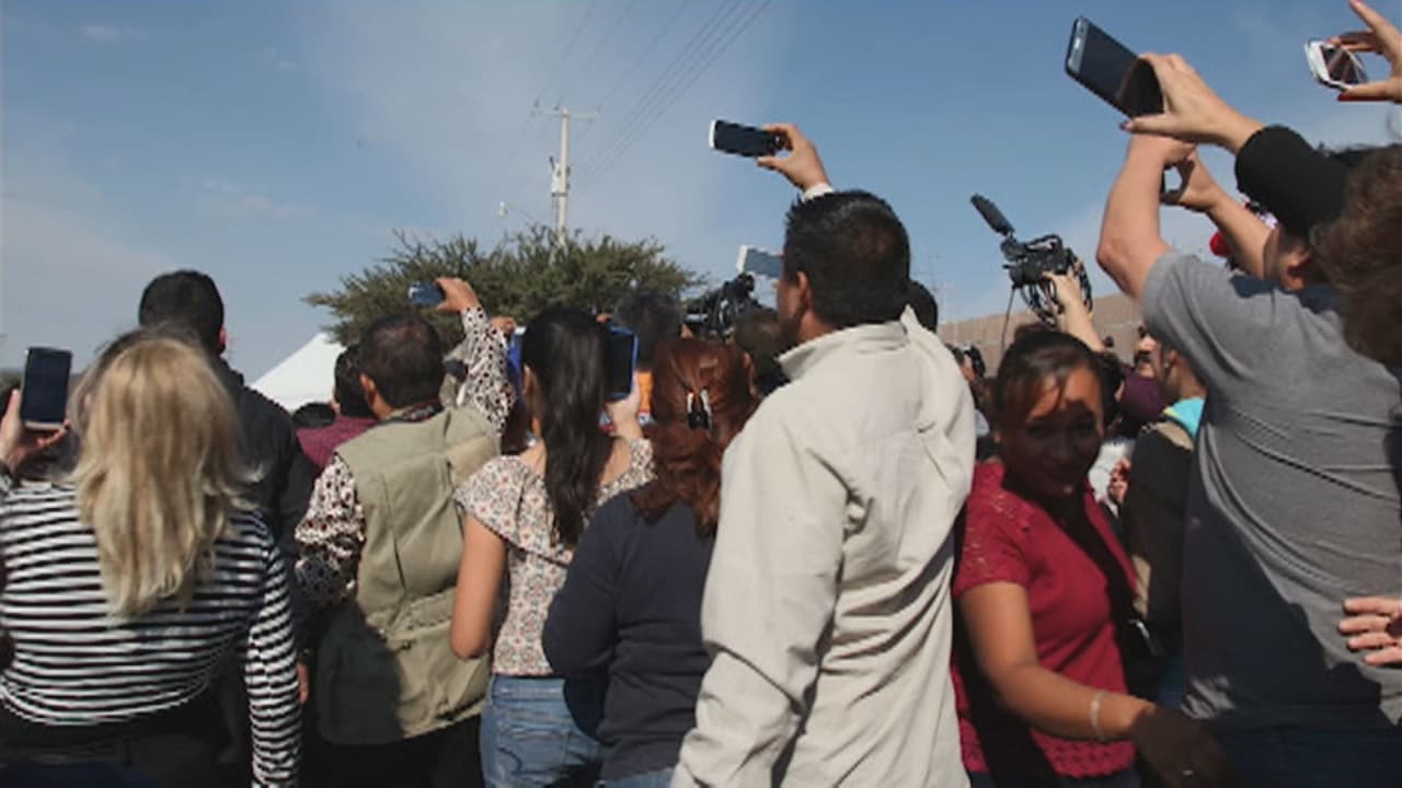 Una fiesta de pueblo, que tras el fenómeno viral terminó convertida en el evento del año, convocó además de los conocidos a decenas de curiosos que querían ver y fotografiar a la joven.