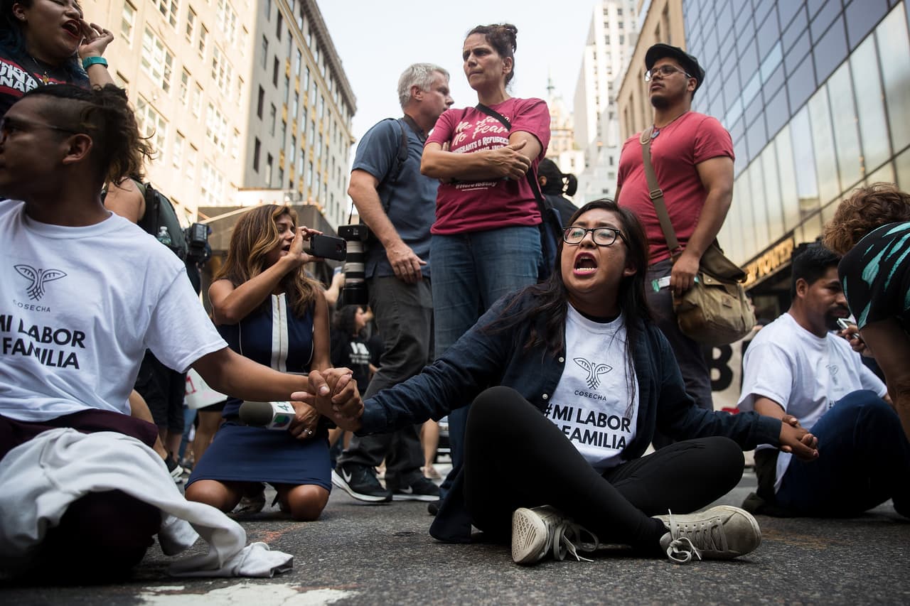Manifestantes se sentaron en la calle frente a la Torre Trump de Nueva York, para protestar contra la eliminación de DACA. El programa protege de la deportación y permite obtener permisos de trabajo a unos 800,000 dreamers, que llegaron a EEUU como menores.