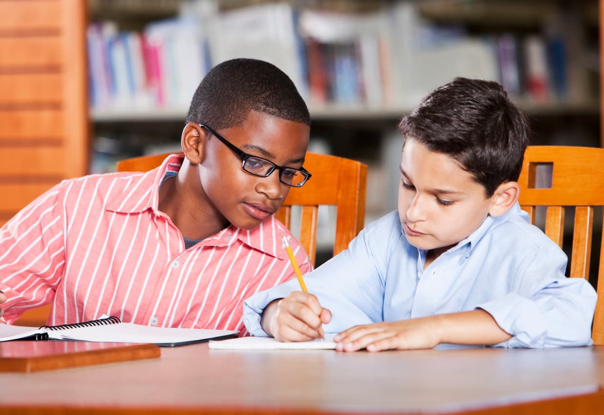 Vecinos desiguales: las mayores diferencias entre distritos escolares adyacentes en EEUU