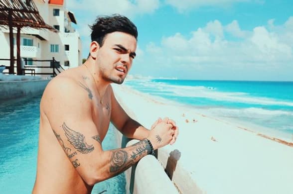 Adriano Zendejas no había dado señales de estar con alguien más hasta hace cinco meses, cuando comenzó a publicar videos y fotos junto a la youtuber Antonella Russoniello.