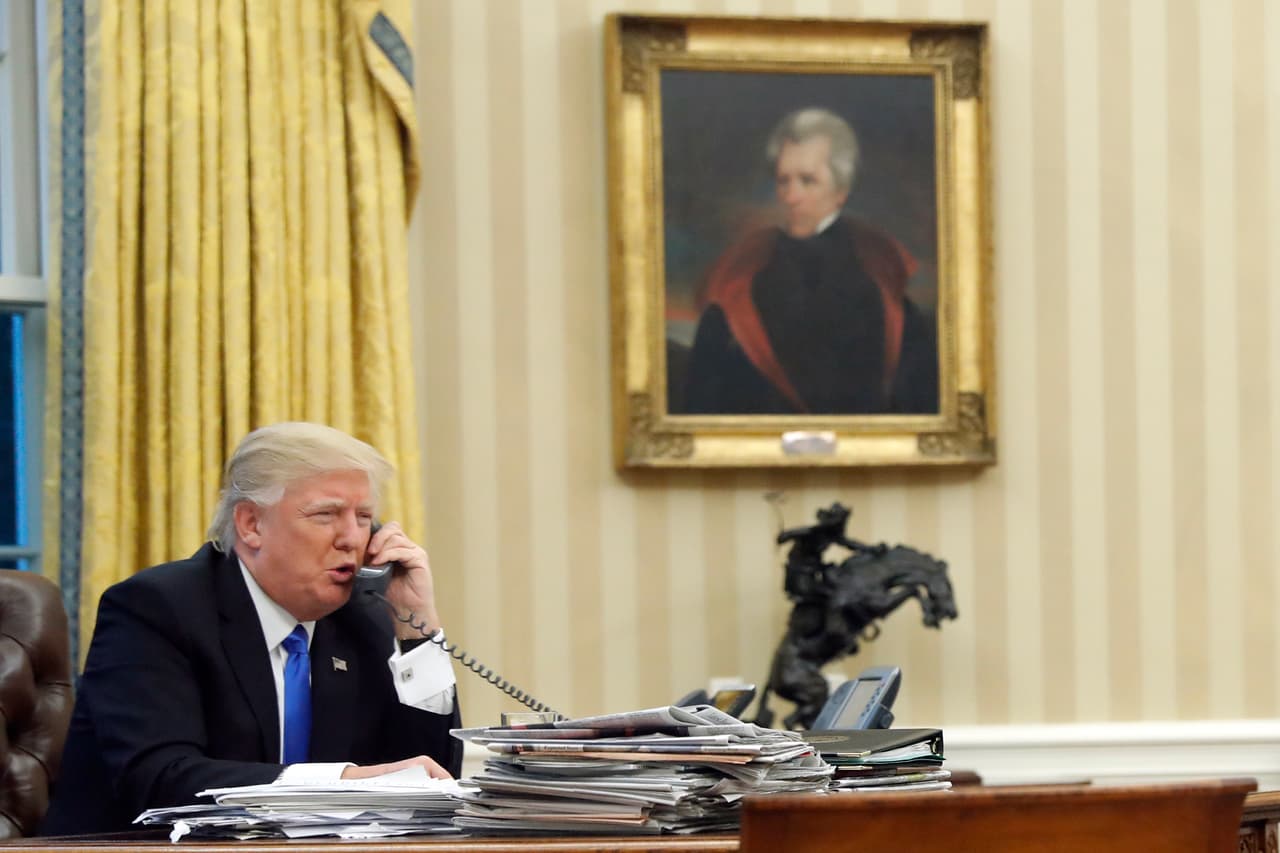 Donald Trump delante del retrato de Andrew Jackson en el despacho oval.