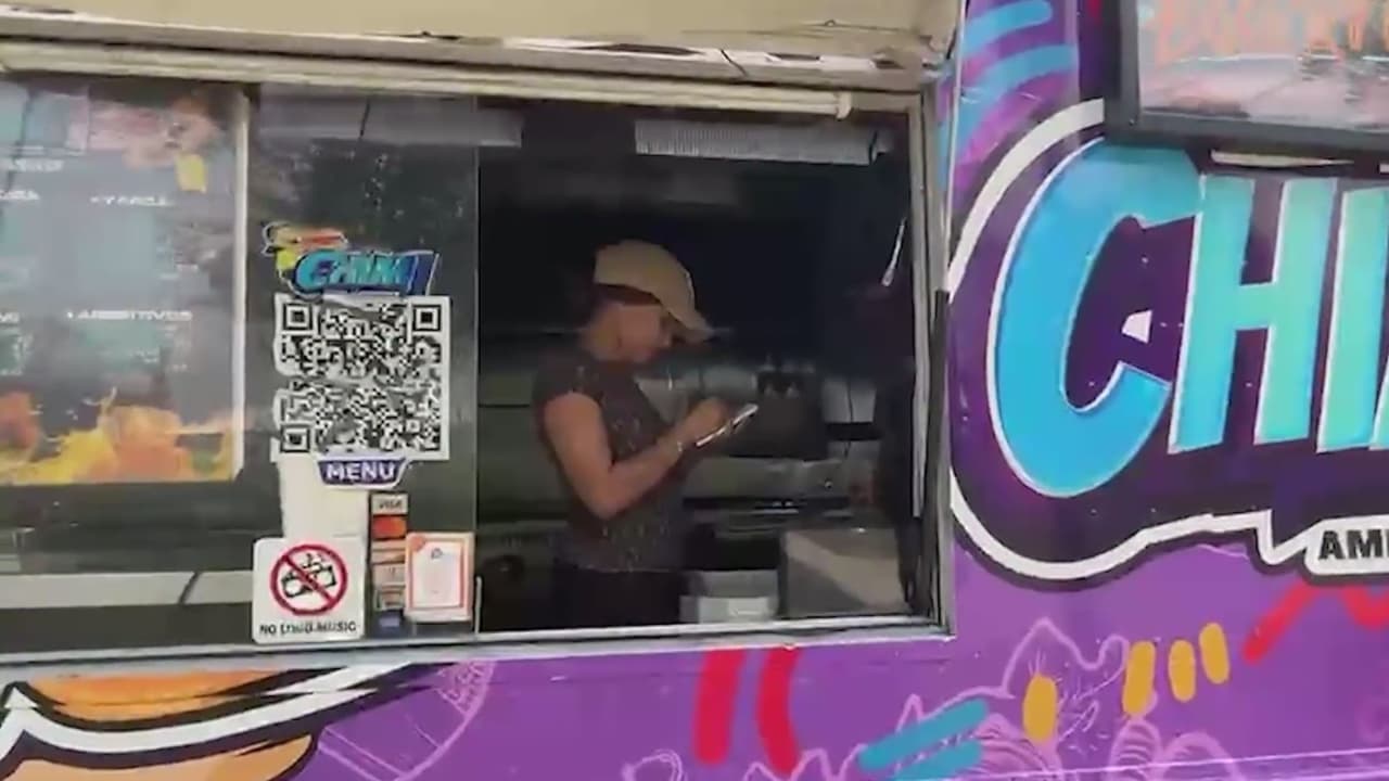 Hispanos salen a trabajar a pesar de la mala calidad del aire en Camden, Nueva Jersey