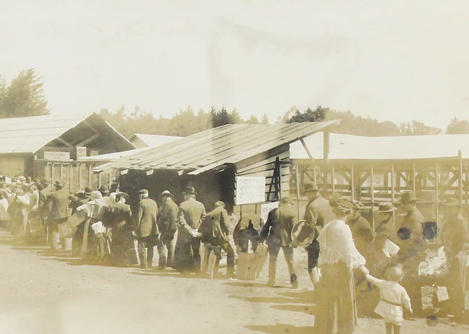 En los días después del terremoto, las personas desamparadas recibieron asistencia.