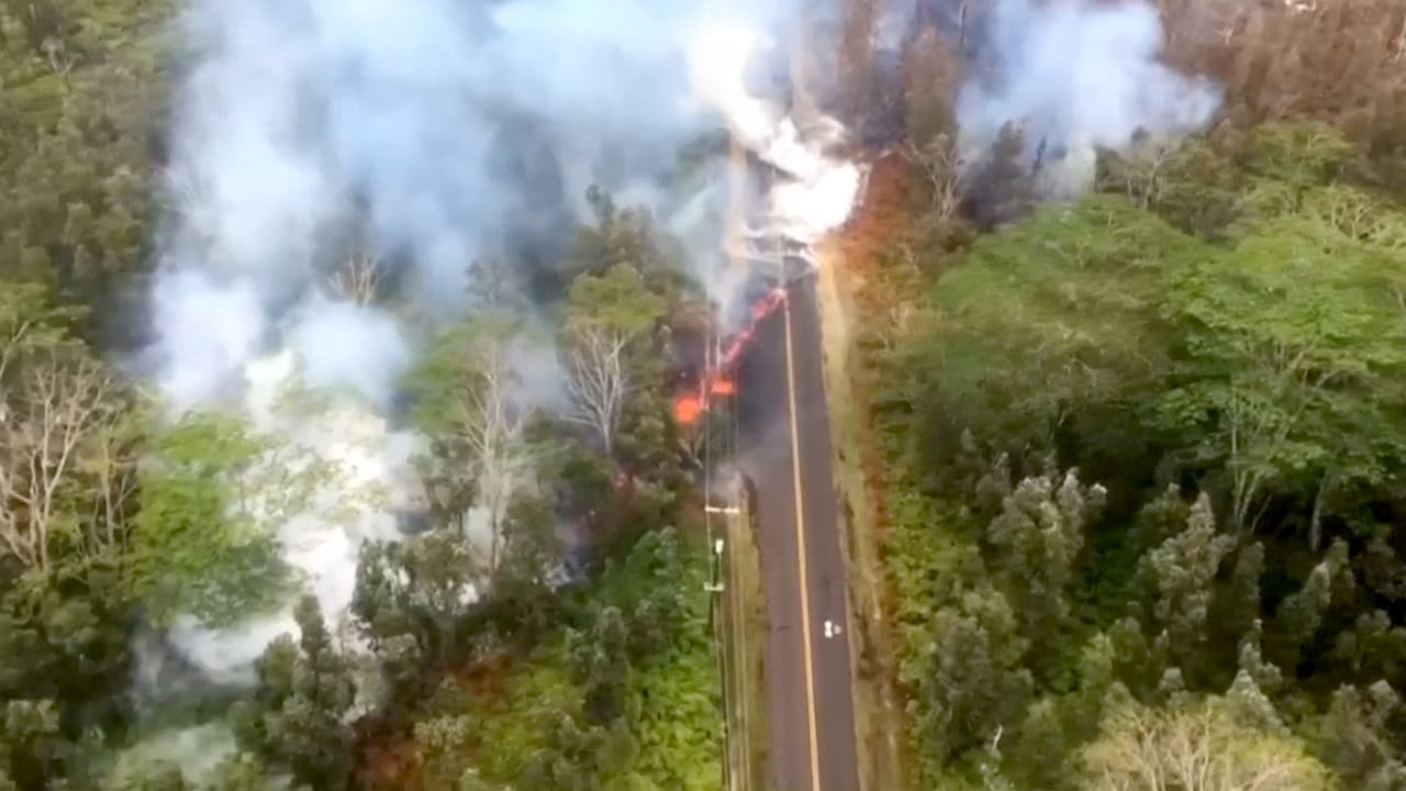 Las grietas dibujan una línea prácticamente recta desde el cráter del volcán.