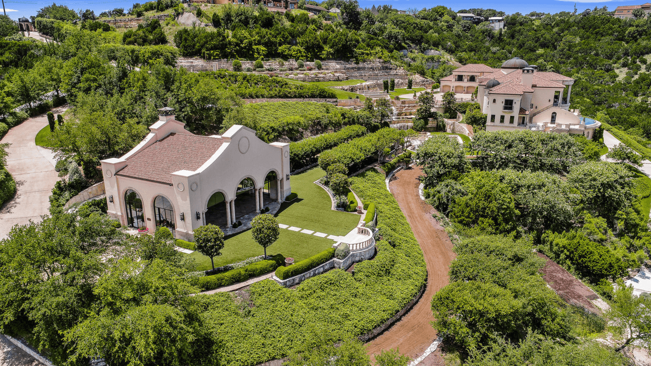 Según realtor.com, Villa del Lago, una propiedad de 15,400 pies cuadrados ubicada a lo largo del lago Travis, es la casa más cara de Texas.