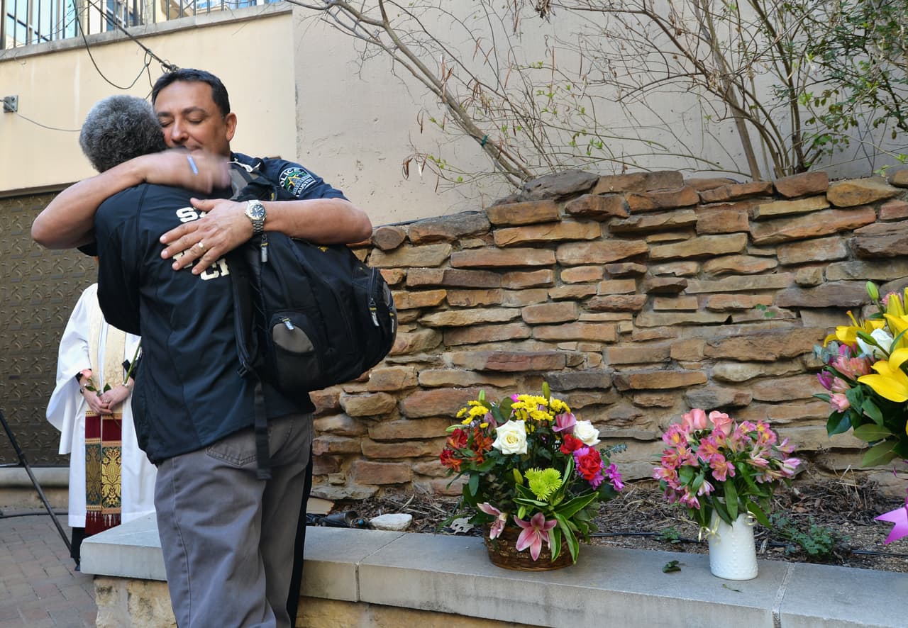 No es la primera vez que el jefe de policía se ha dirigido a la comunidad. En esta imagen de 2014, Acevedo aparece abrazando a un asistente a un funeral tras un aparatoso accidente automovilístico en Austin, Texas, que dejó dos muertos y 23 heridos el 13 de marzo de ese año. Antes de dirigir la policía de Houston, Acevedo fue jefe de policía de la capital texana entre 2007 y 2016.
<br>
