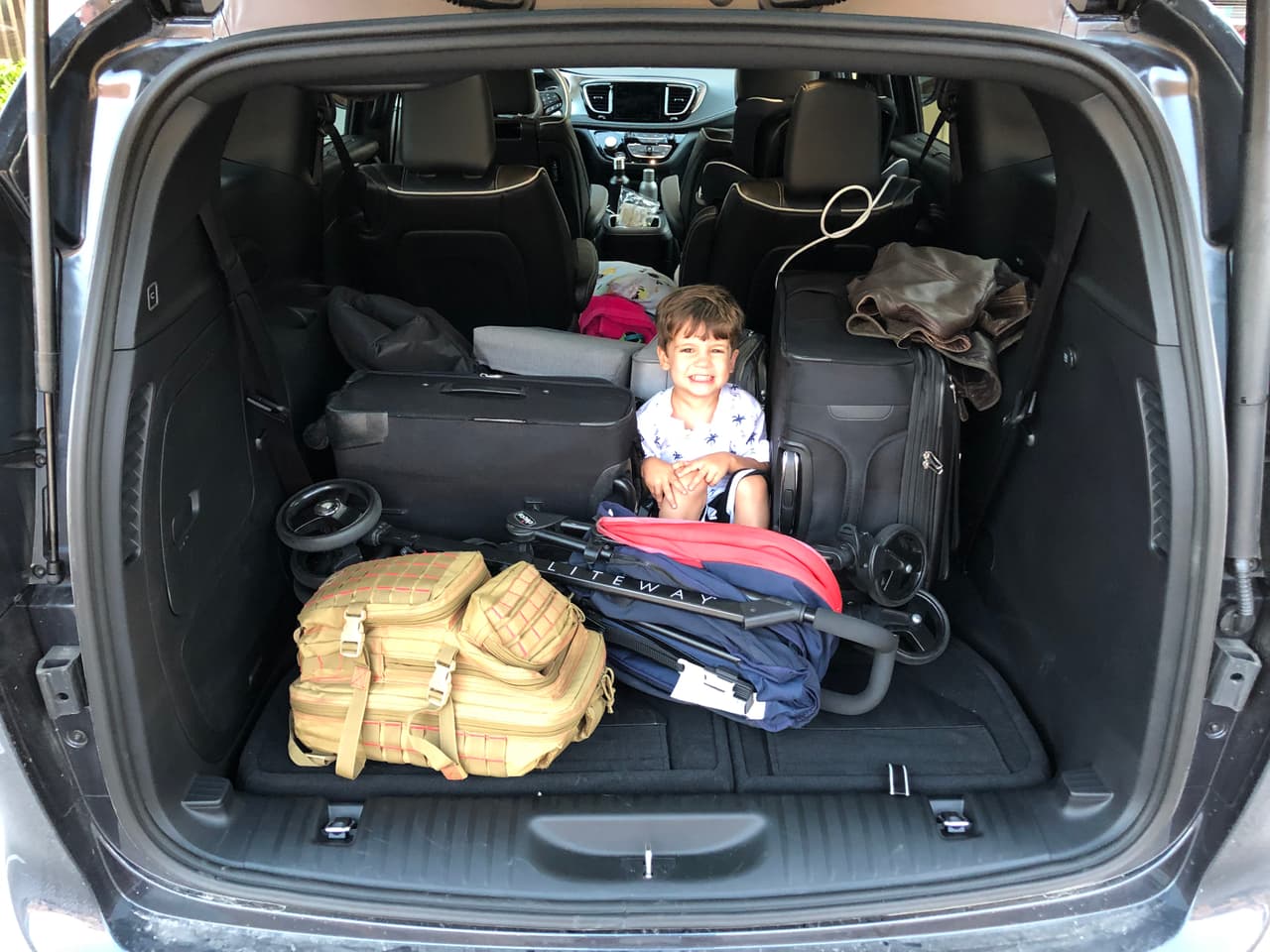 Tazio (3) ayudando a demostrar la capacidad de carga del Chrysler Pacifica Hybrid (2019-2020)