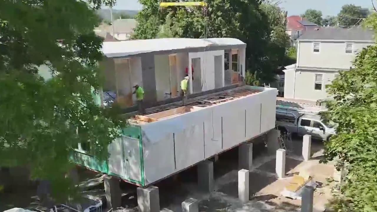 Los módulos son colocados con grúas y ensamblados en tan sólo 5 a 6 horas.