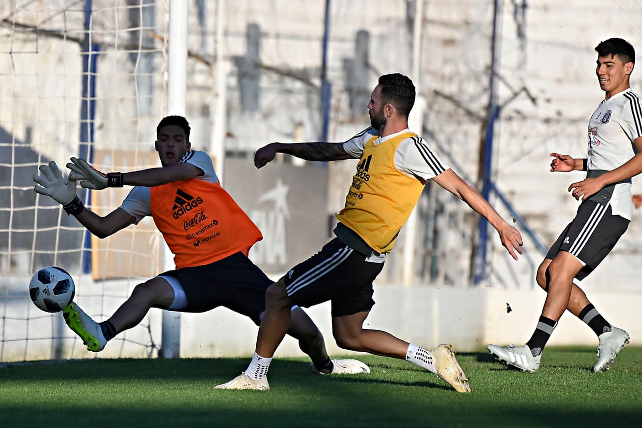 Aunque podemos ver un arquero inédito en la práctica, como el delantero del Wolverhampton Raúl Jiménez, ya tocaron un balón de fútbol, pisaron una cancha empasatada y tuvieron sus camisolas.