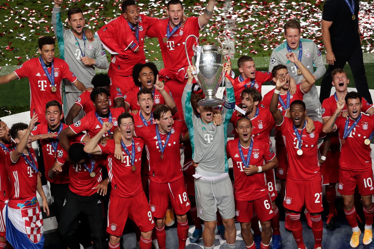 El equipo celebra su campeonato.