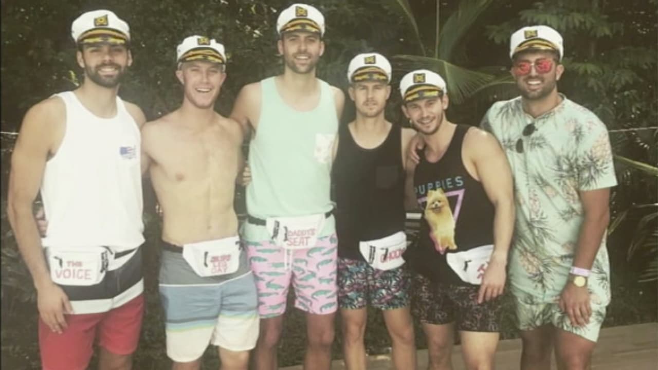 Taylor Meyer, quien aparece sin camisa en esta foto, estaba de vacaciones en Playa Del Carmen con sus amigos cuando fue asesinado.