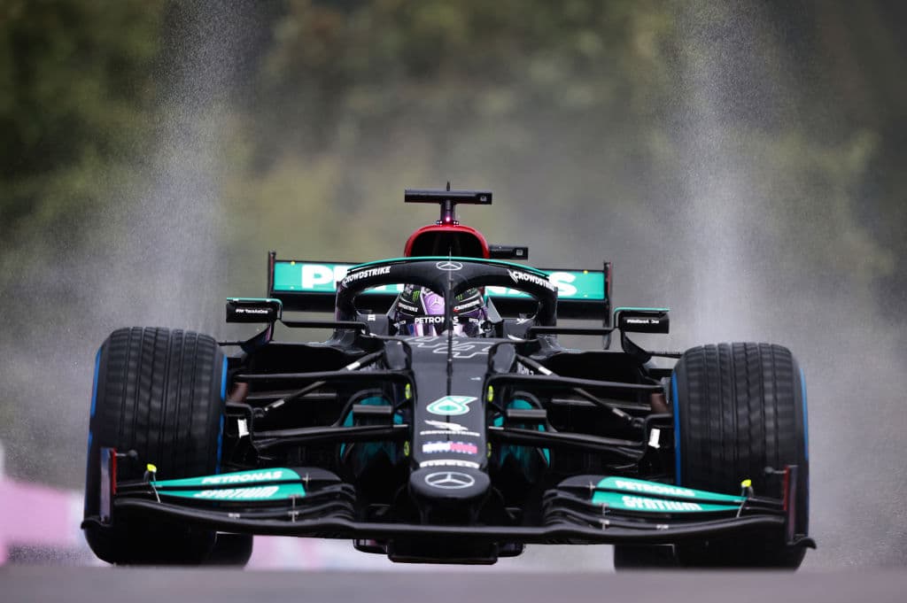 Max Verstappen aseguró la pole position con un tiempo de 1:59.765, sorpresivamente el piloto que consiguió el segundo mejor tiempo fue el británico George Russell con 2:00.086 y en la tercera plaza quedó el heptacampeón de la Fórmula 1, Lewis Hamilton, con un tiempo de 2:00.099.