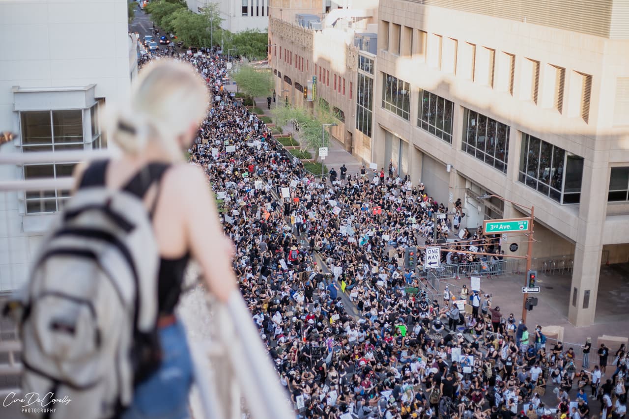 Pasó una semana y siguen las protestas en Phoenix, los sentimientos continúan en todo el país tras la muerte de George Floyd,· de 46 años, quien creció en el Third Ward de Houston, uno de los barrios predominantemente afroamericanos de la ciudad, al surcentro de esa localidad.